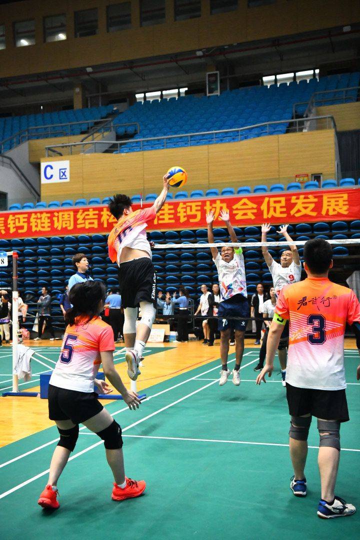 广西大学第一届校友气排球大赛成功举办,64支队伍齐聚西大展风采