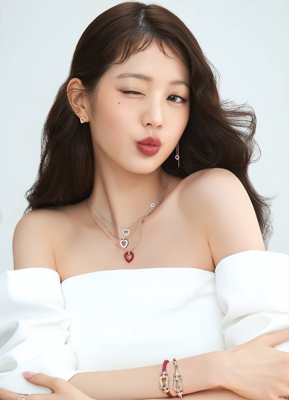 12头身美少女张员瑛晒全新美照,露出川字腹肌性感爆表_miu_珠宝_外型