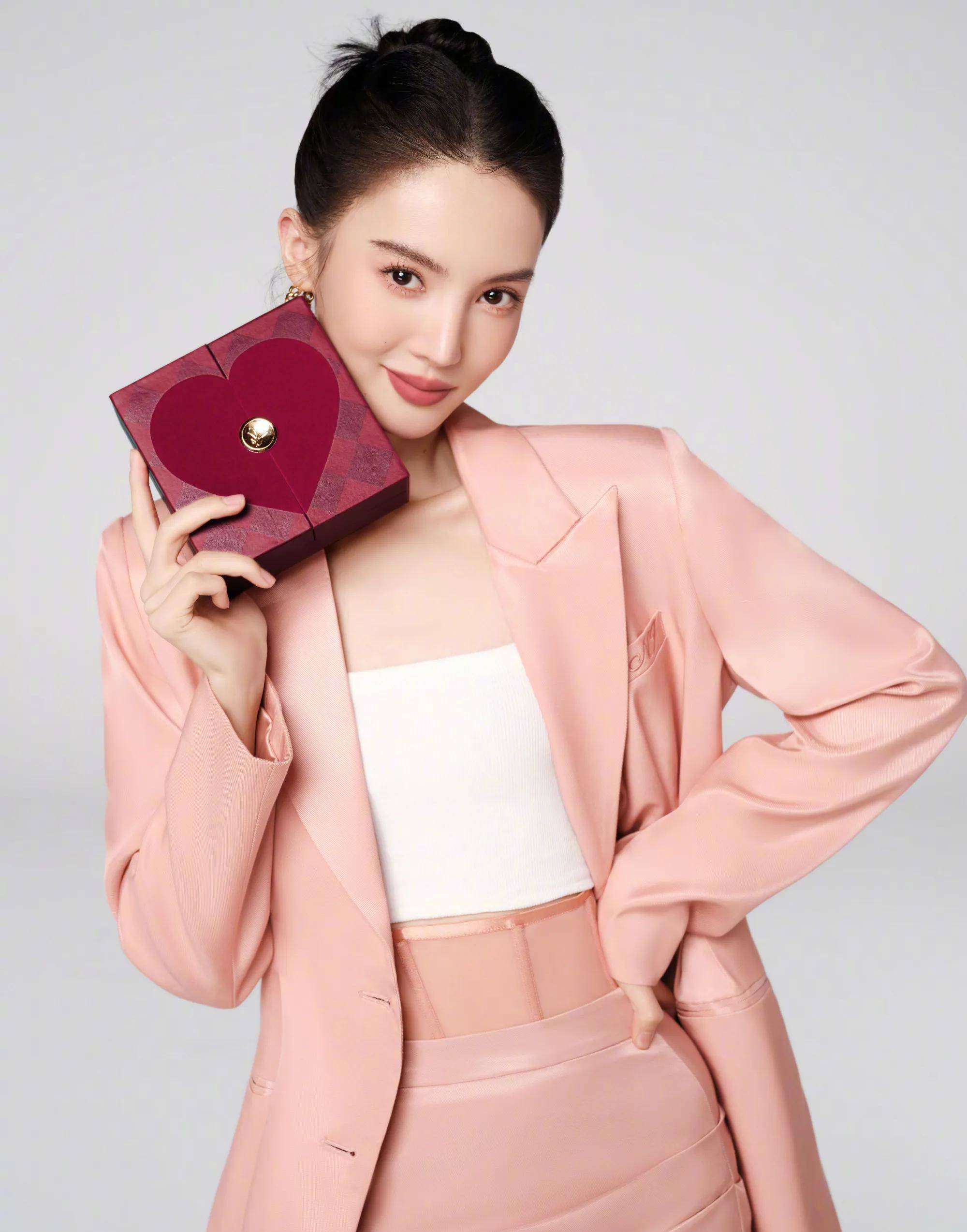 金晨穿裸色露肩鱼尾礼服勾勒婀娜曼妙好身材,优雅高贵,美艳妩媚_上岸