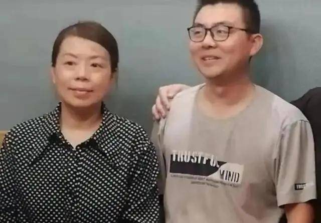 田靜頻繁曬兒女奇奇悅悅,悅悅氣質酷似許敏,老杜與兒媳融洽相處_郭威