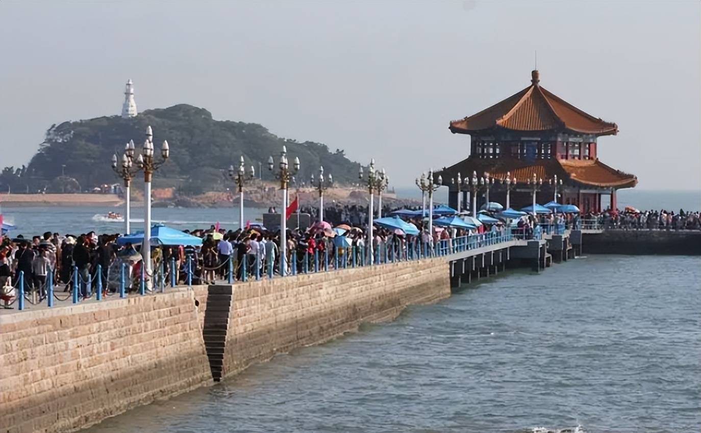 青岛旅游再添下头名场面:女子青岛旅游栈桥拍照,遭多名男子威胁