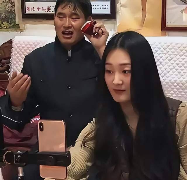 大衣哥兒子小偉開三輪接陳萌,妻子怕被打擾隨手關上