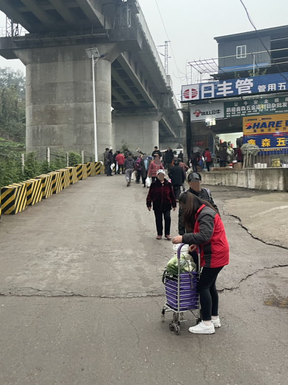 新市場人多go妹走在擁擠的人群裡相互踩著彼此的腳後跟這邊有小貓崽賣