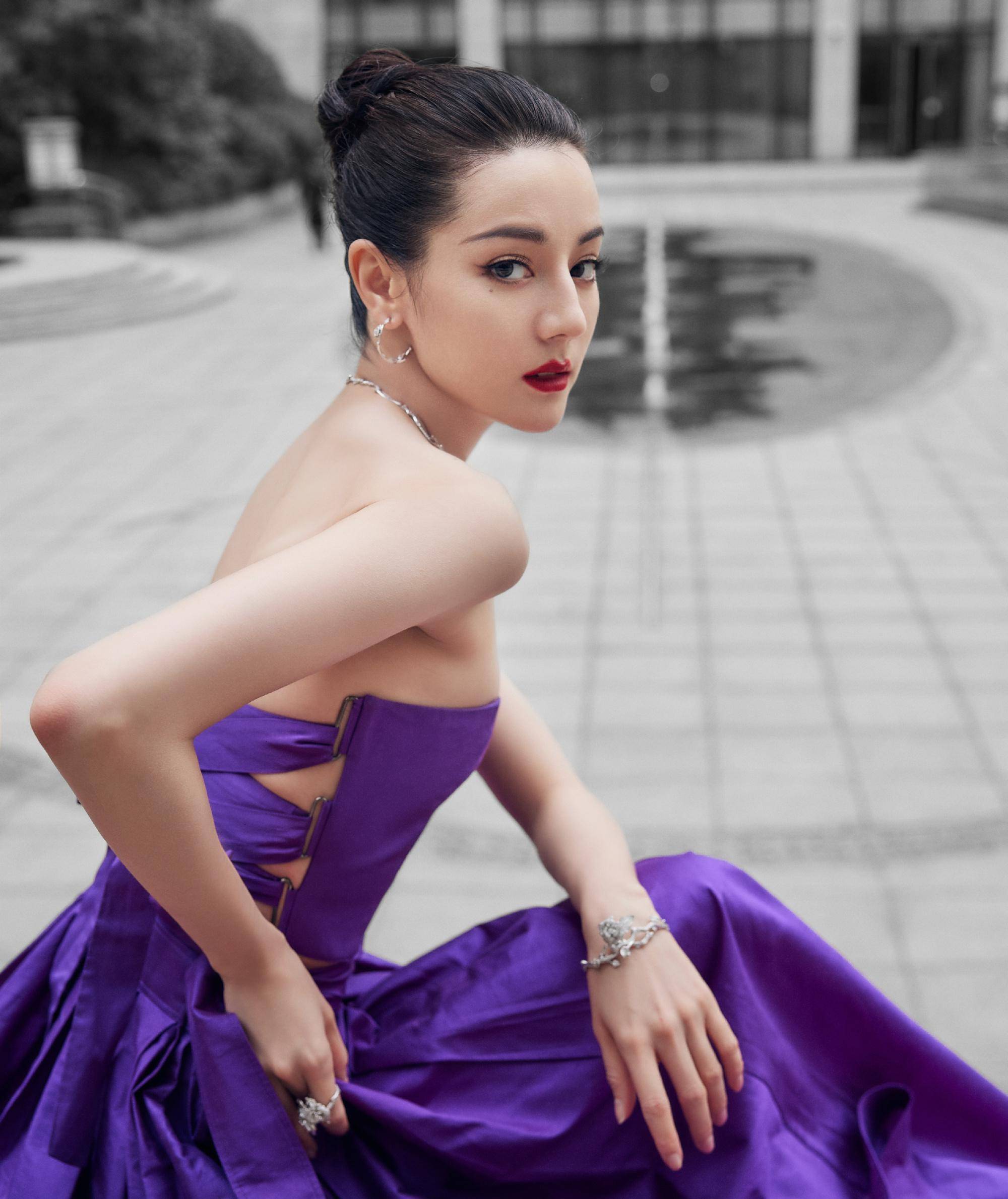 迪丽热巴蝴蝶骨好明显,高挽发髻,一袭紫色抹胸礼服裙贵气迷人_时尚