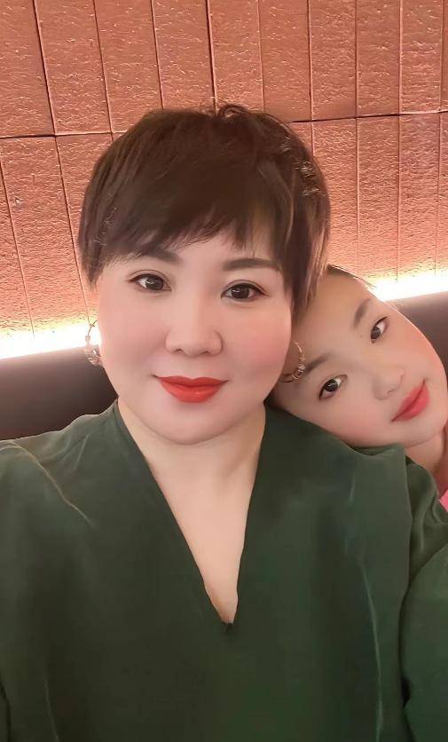 刘能妻子晒全家福,被吐槽不如前妻温美玲好看,本人回应尽显无奈_李琳