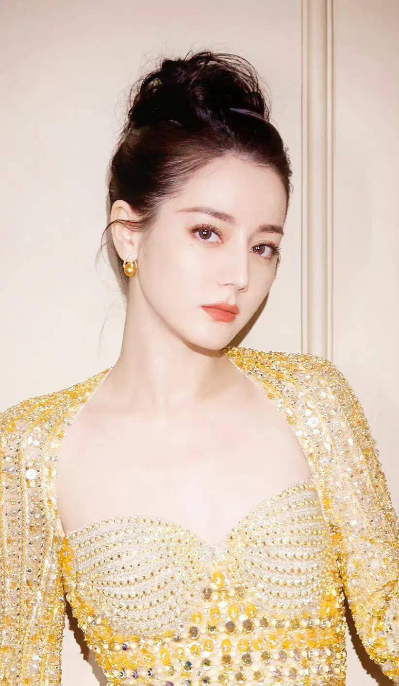 光影正好打在迪丽热巴的鼻子上.真是太美了.