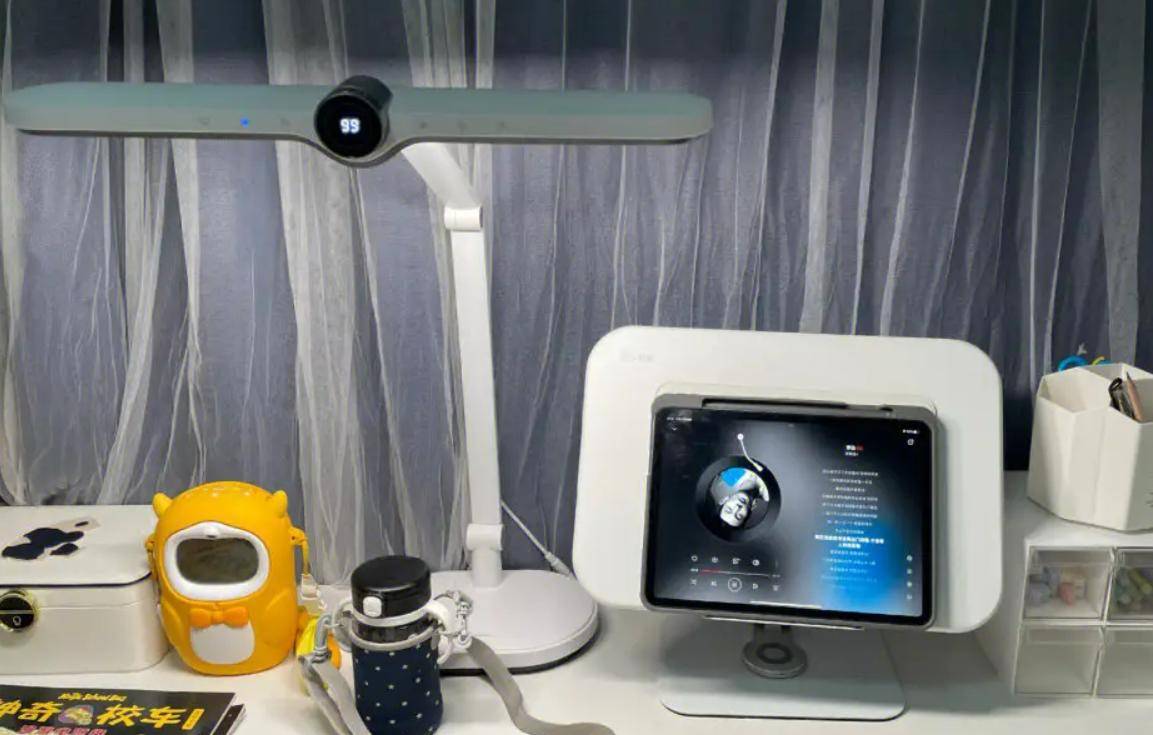 台灯什么颜色的灯光对眼睛好?合适色温的护眼台灯推荐