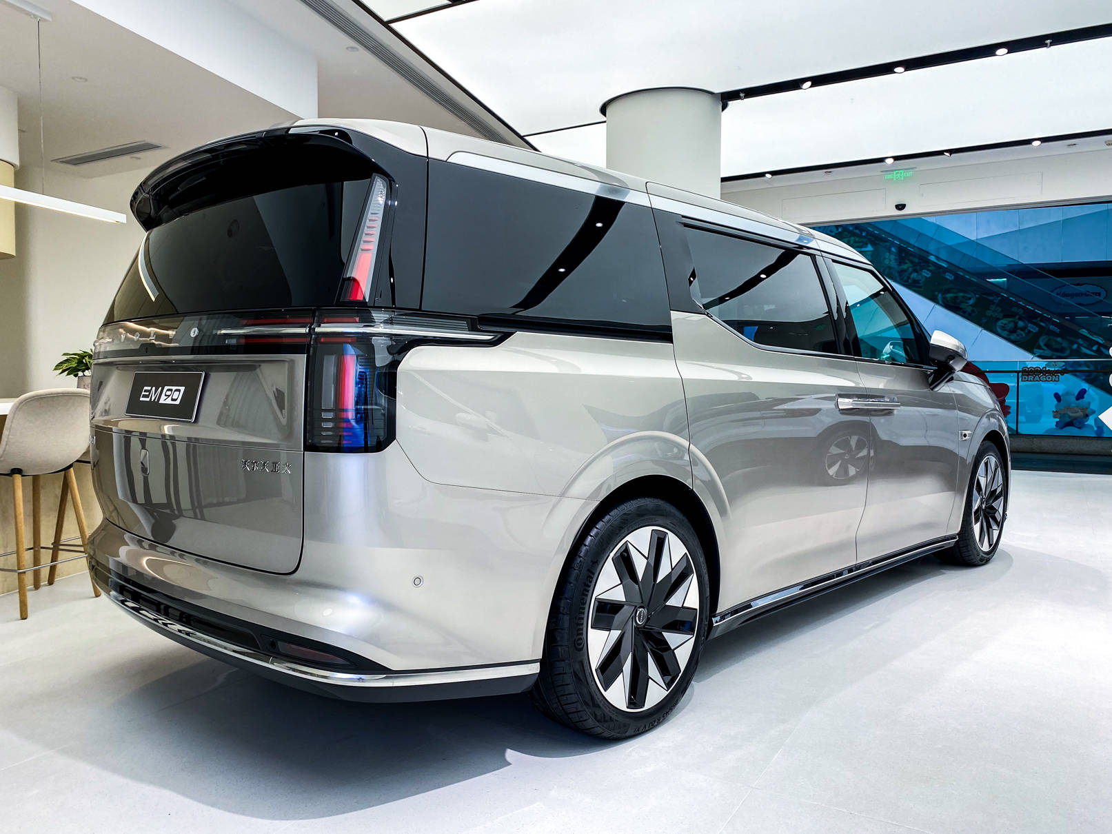 探店沃尔沃em90 纯电豪华mpv能有多高级?_搜狐汽车_搜狐网