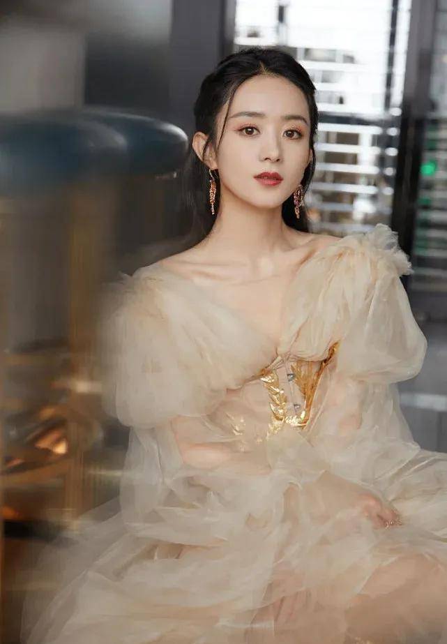 赵丽颖一袭鎏金轻纱礼服亮相时尚芭莎派对,代言国产高定引关注_品牌