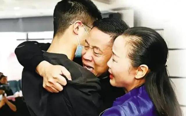 孙卓回家两年变化大,郭威认亲后却未回归,两个母亲撕扯选择旁观_许敏