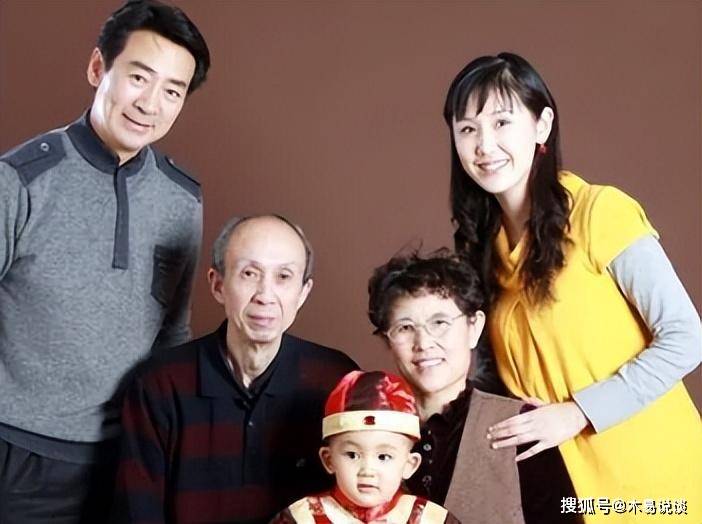 69岁寇振海现状:白发老态,儿子上高中,妻子风韵犹存