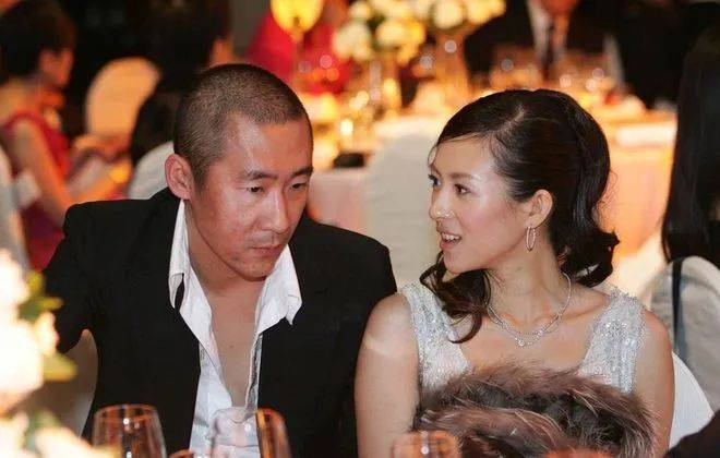 章子怡嫂子晒照,庆祝结婚18周年,一家五口甜蜜亮相,嫂子颜值高_殷旭