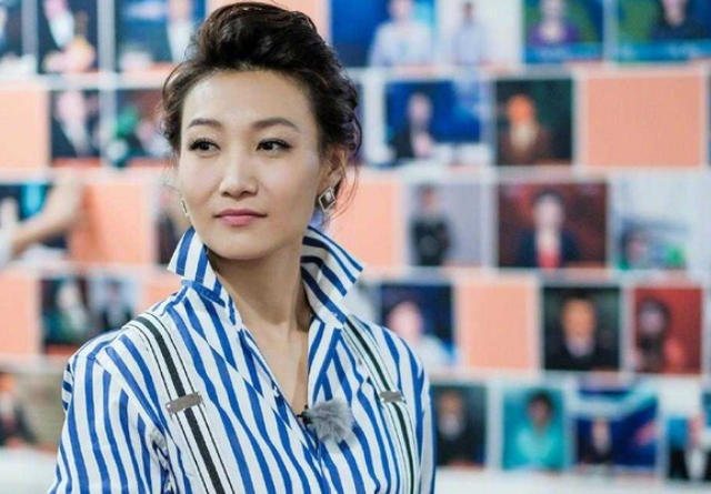 央视另外一位知名主持人康辉在《一年又一年》的春节特别节目为李梓萌