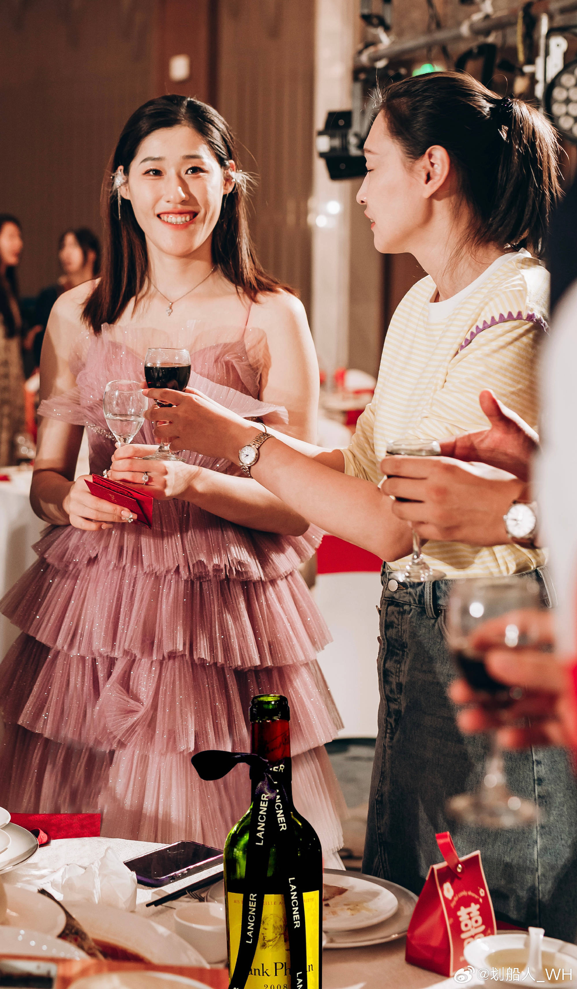 中国女排奥运冠军婚礼现场照,穿粉色小洋裙敬酒,娇俏可爱明艳动人