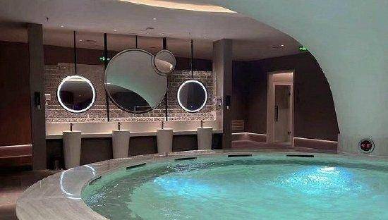 跨上下九层楼的超豪华室内,形态复杂的水上滑梯……这里不是罗马浴场