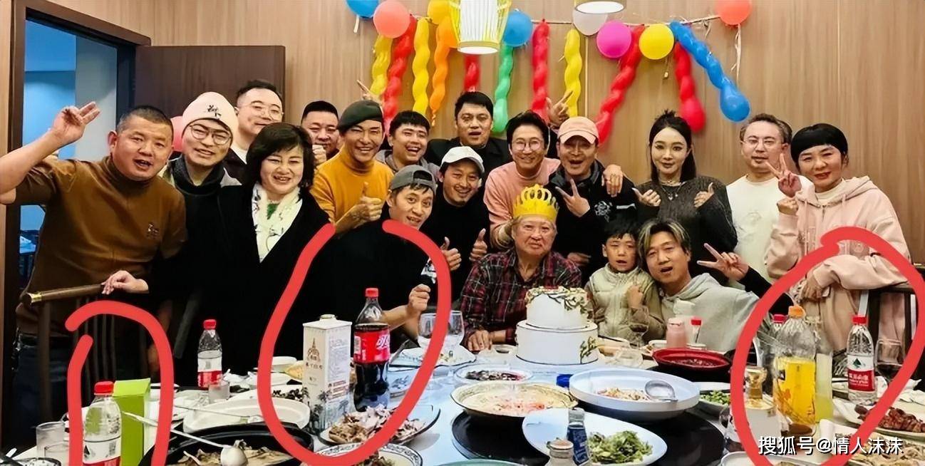 祖父洪仲豪和奶奶钱似莺分别是香港娱乐圈的武打片时代的传奇人物,为