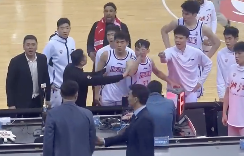 中国篮球闹剧 浙江球员“围攻”技术台 双方手指对方激烈争执