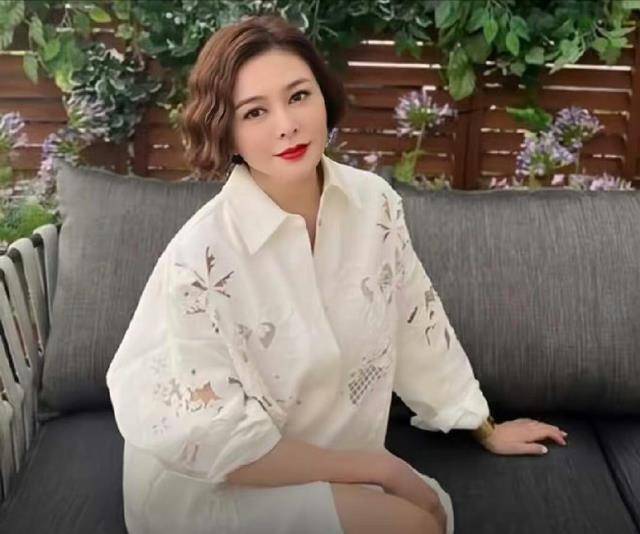 曝60岁女星关之琳新恋情,恋上身材健硕小鲜肉帅哥,男方比她小6岁_维德