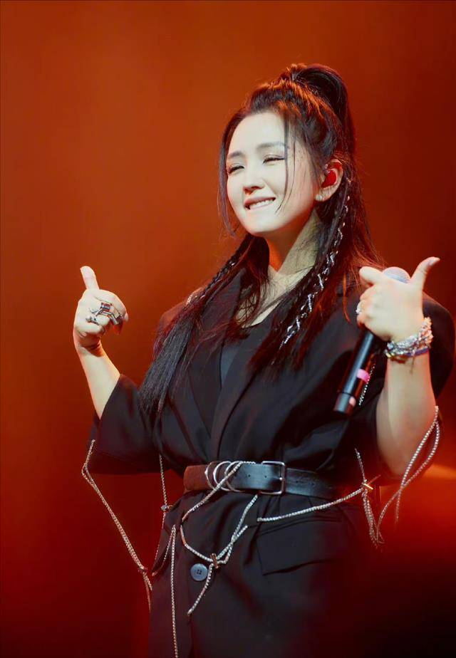 何洁分享自己的朋友圈签名,9字箴言耐人寻味,一手好牌打的稀烂_赫子铭