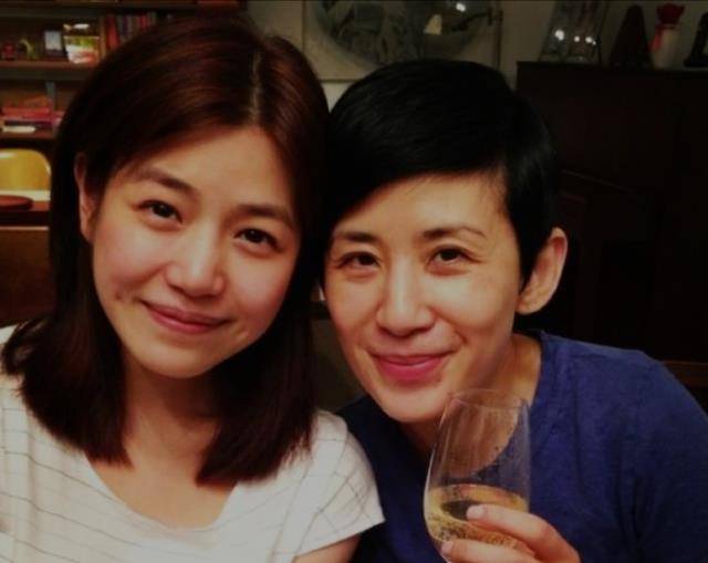 吴君如和陈妍希因拍摄《花漾》成为好友,陈妍希此前在香港拍戏都是靠