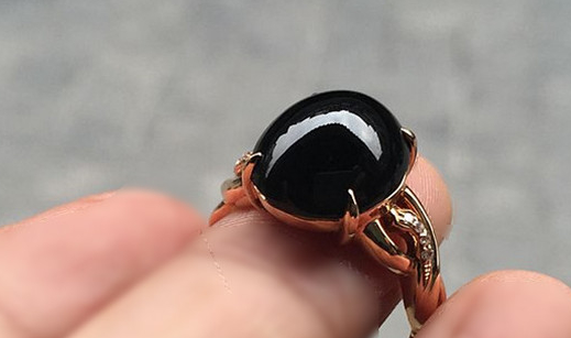 墨翠的特性和其他颜色的翡翠几乎是一样的,它最大的区别就是颜色为