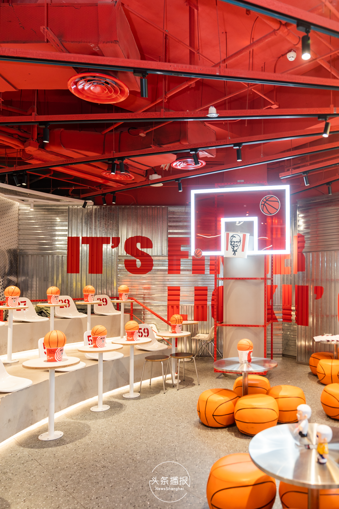 红白简约配色ins风满满观众席的座位也空降肯德基"继续向左,kfc灌篮!