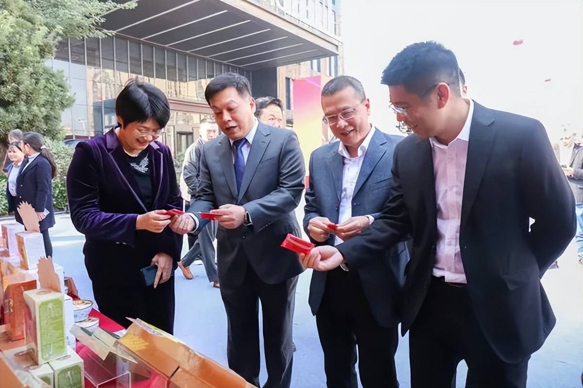 刘国伟总裁向何亿副书记,王粉娟副市长,林映群副市