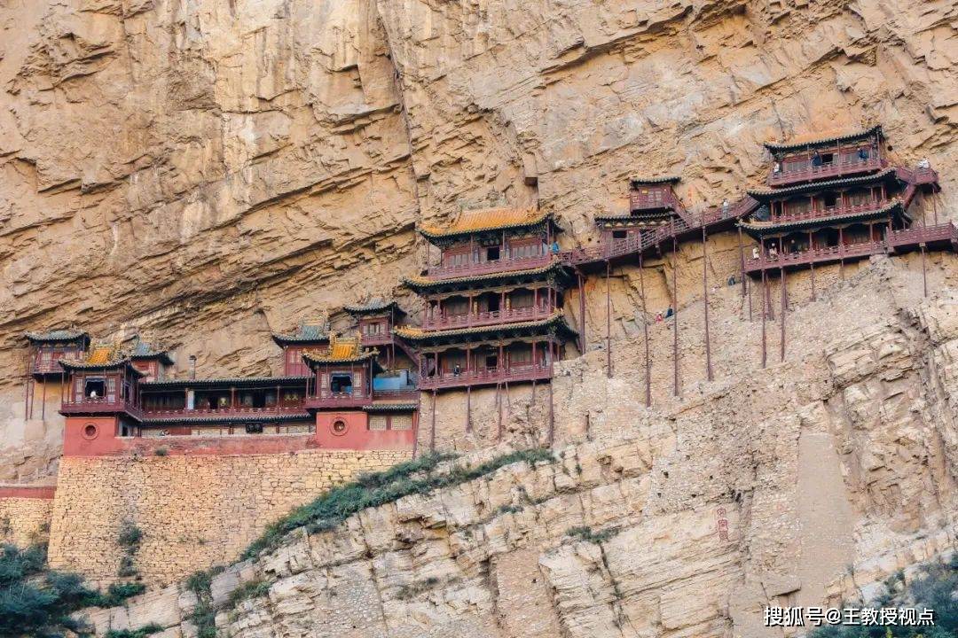 在山西與河北交界處的恆山之巔,懸空寺猶如一顆璀璨