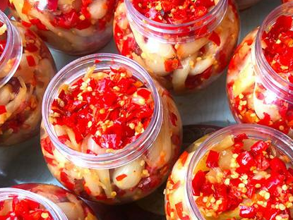 都是被商家直接收购,只有少数的农户才会自己加工藠头,比如藠头罐头