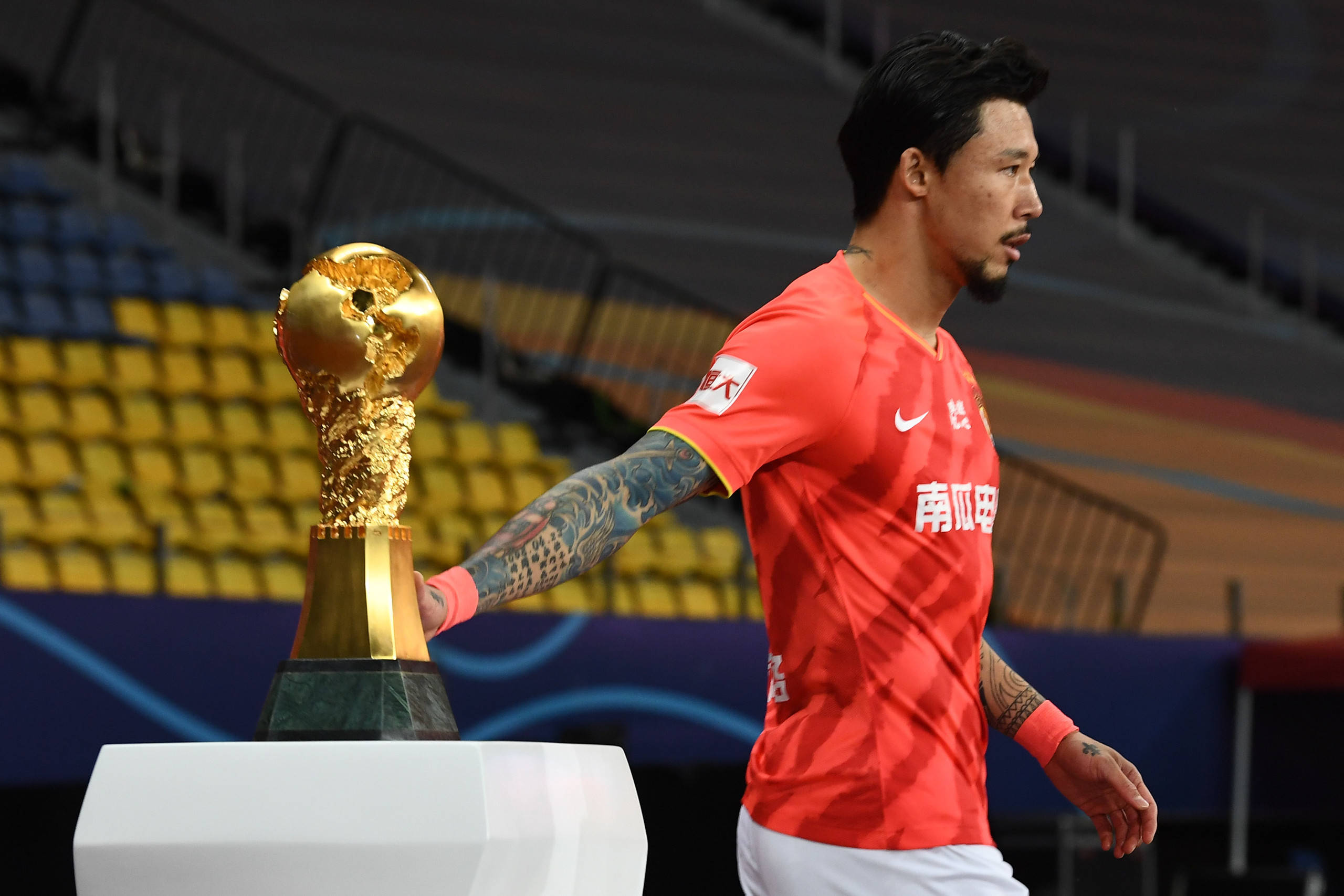 比如说亚洲一哥的孙兴慜,就是在海报c位, 就说明现在亚足联都看好韩国