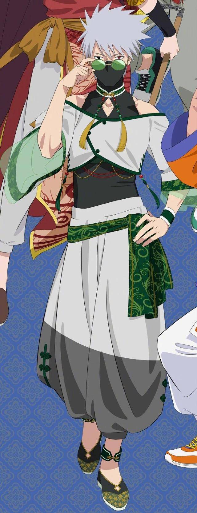 卡卡西的服装以黑,白,灰,绿为配色,颜色较为低调,但设计同样独特,露肩