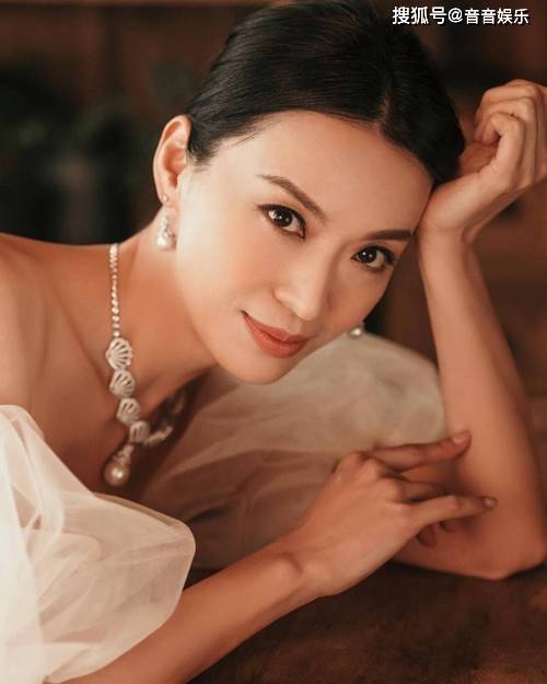 然而,陈炜并不仅仅是一个外表光鲜的性感女星,她更是一位演技派的代表