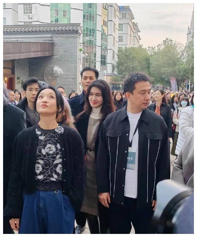 49岁周迅和44岁汤唯合体,全程无互动,黄磊只和周迅亲昵!