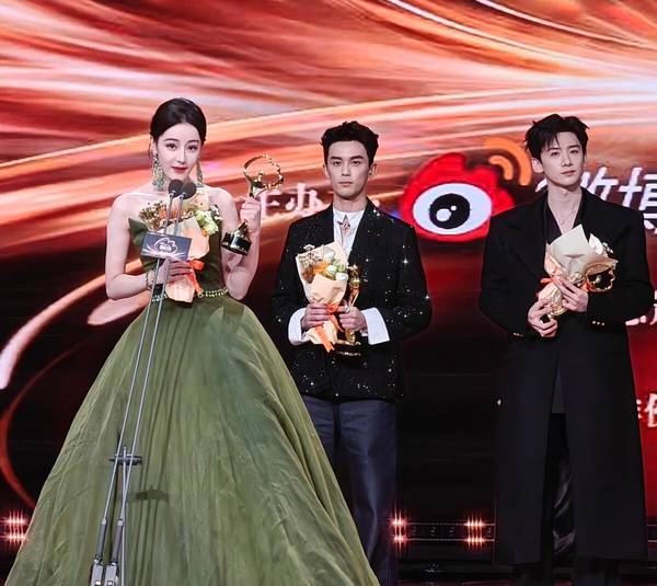 王鹤棣夹在吴磊赵露思中间,又和肖战美男同框_图片_娱乐_来源