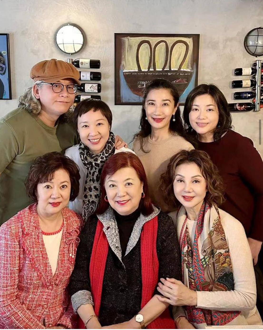 她一开始声称对方为蒋姐姐,之后进一步介绍对方是二姐的干妹妹方智怡