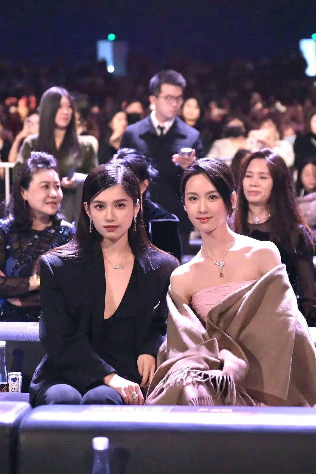 金晨的鼻子,虞书欣脸肿,杨紫,陈都灵比丑,微博之夜成了内娱照妖镜