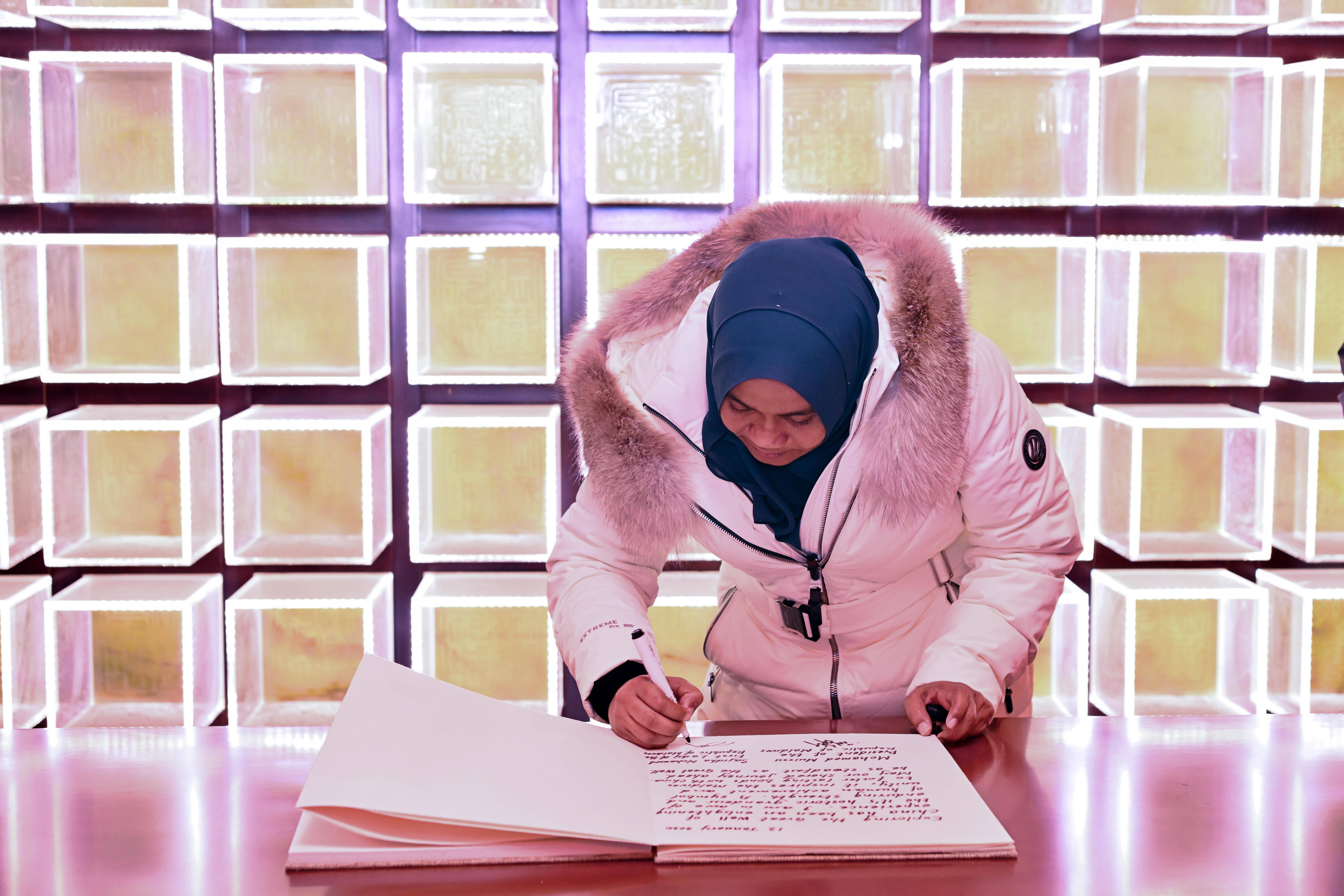 穿着白色羽绒服的马尔代夫第一夫人,将传统风格和现代风格结合起来了