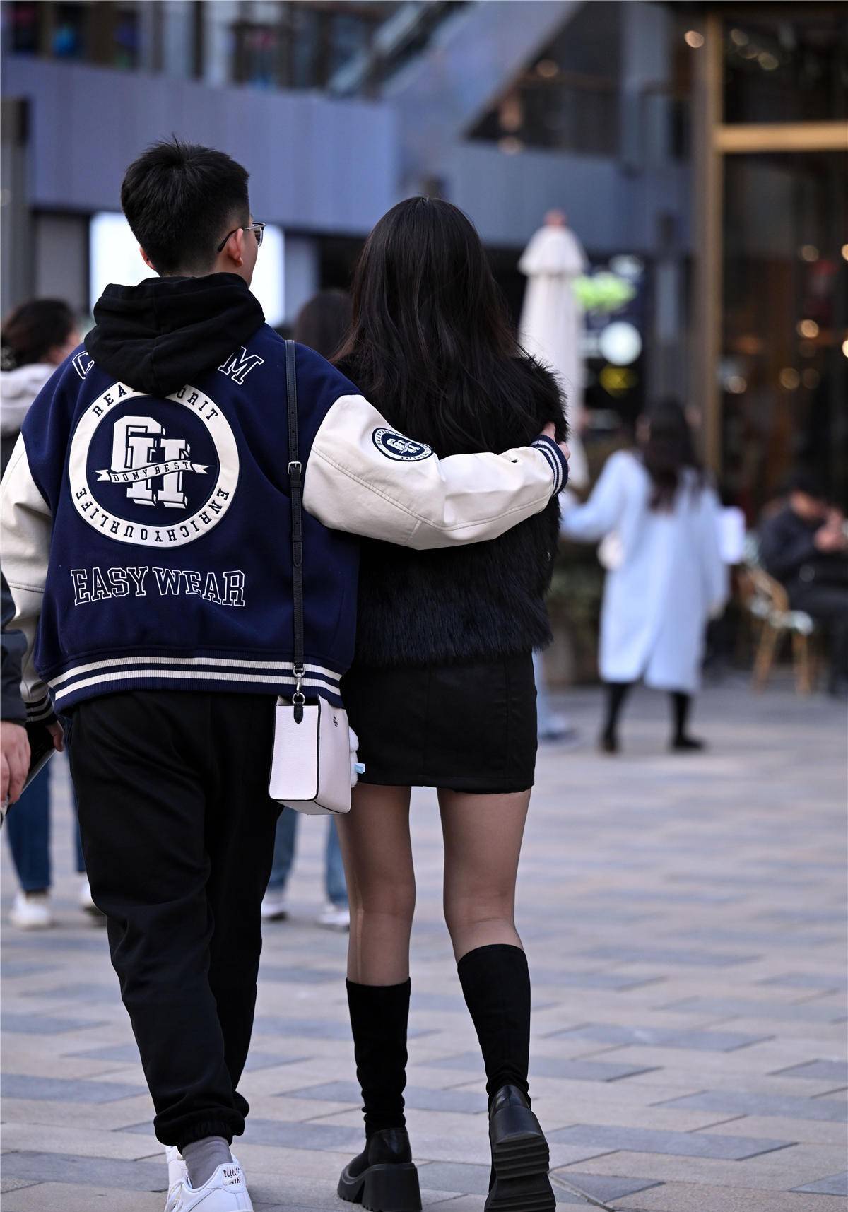 鞋跟比较高,5厘米左右,将她的身材衬托的更加完美,脚上的黑色丝袜