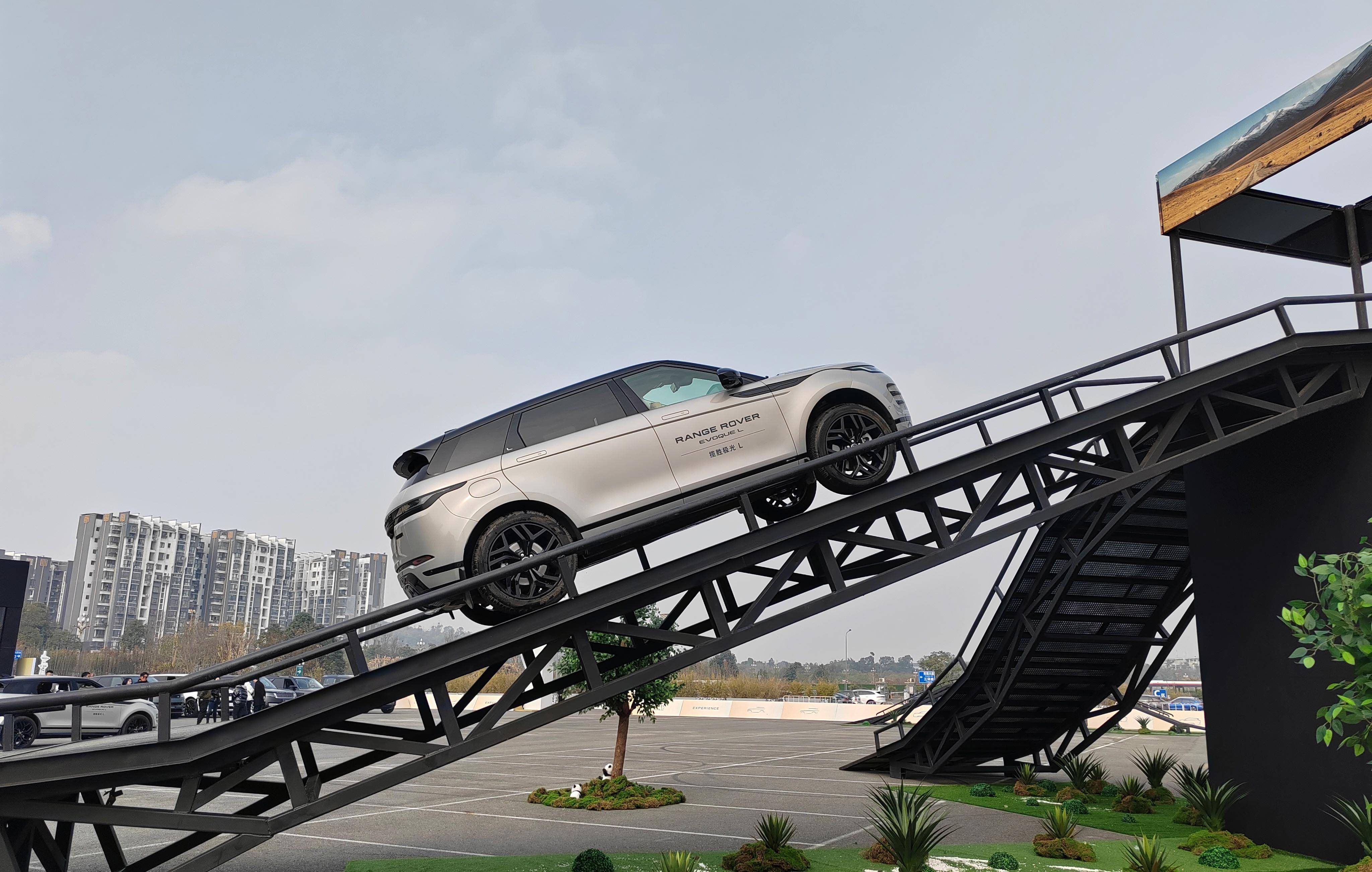 场地越野试驾路虎揽胜极光l,交叉轴滑轮组都无压力,出行好拍档