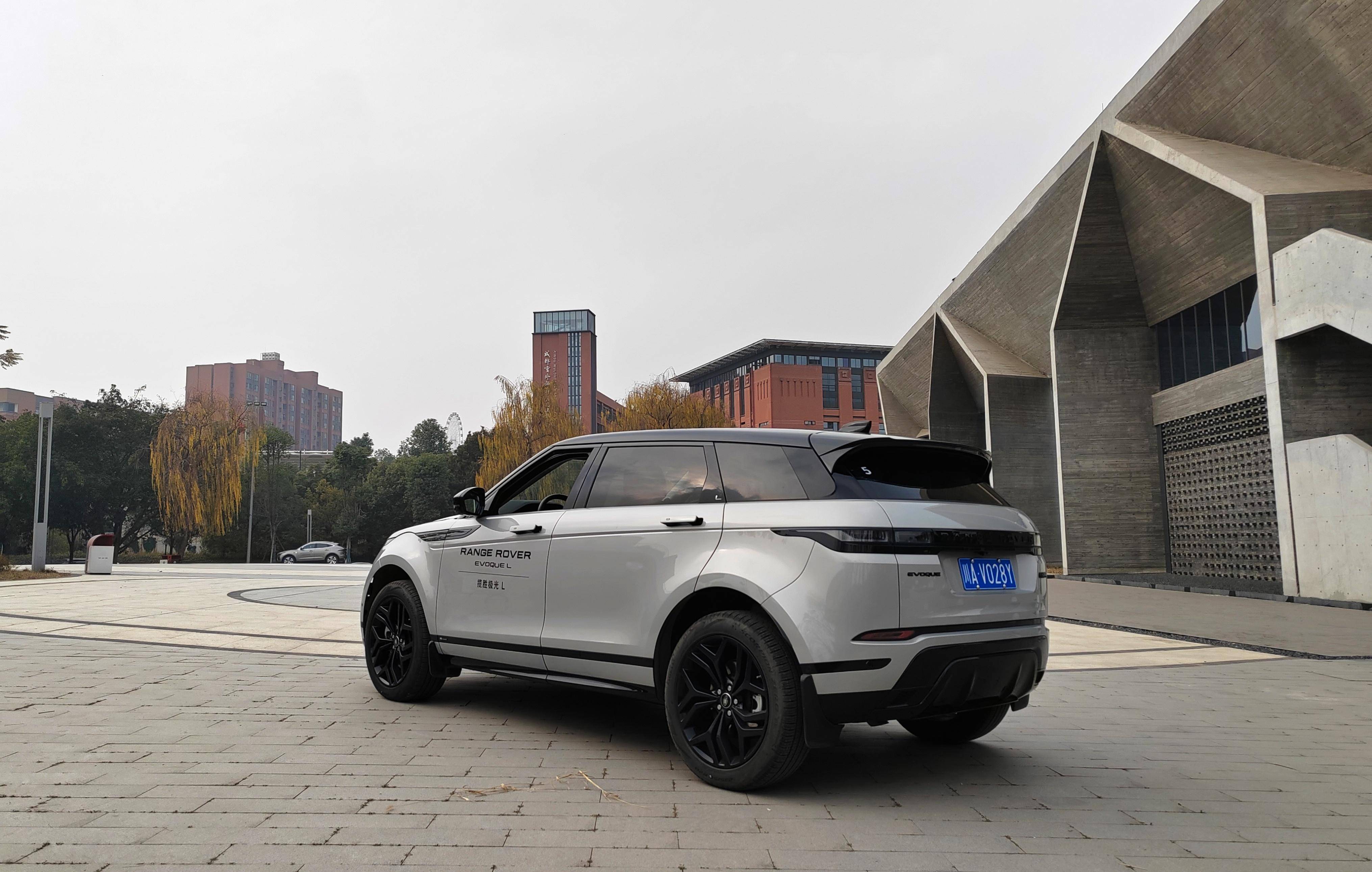 场地越野试驾路虎揽胜极光l,交叉轴滑轮组都无压力,出行好拍档