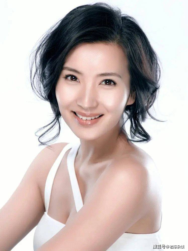 陈好的五官堪称完美,一双迷人的大眼睛,高耸的鼻梁,红润的嘴唇,每一张