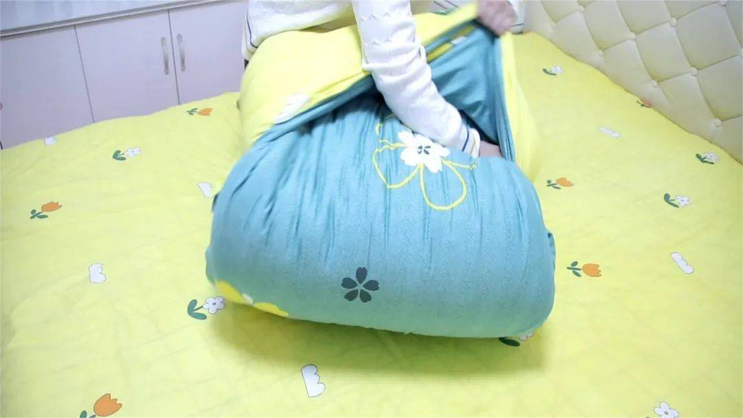 再厚的被子衣柜也能装下,太实用了_收纳_棉被_方法