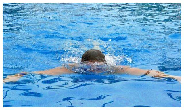 冯小刚更是在2008年的百花奖上,被连线告知"最佳男配角奖"给了邓超,他