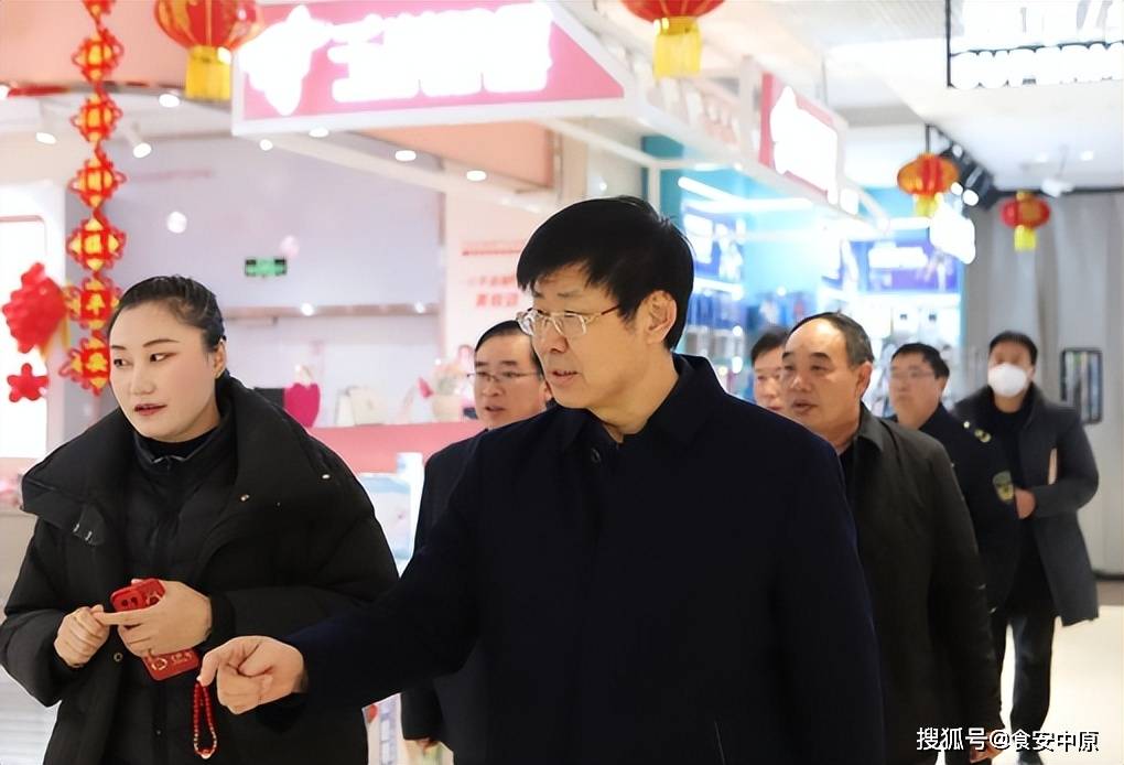 看市场供应 问价格波动—社旗县县委书记张荣印走访春节市场_责任