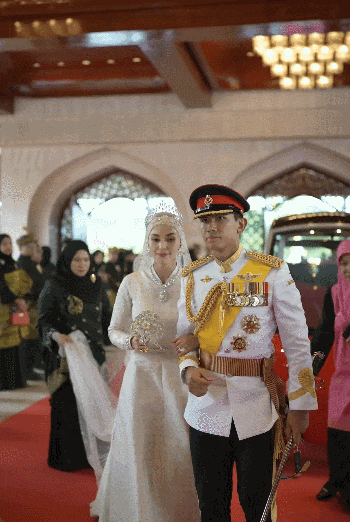 "文莱最帅王子"连办10天婚礼!新娘戴几十斤黄金钻石,聘礼却只要5400?