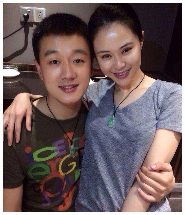 当时,拍摄完《门第》之后,佟大为一炮而红,和剧中窝囊自卑的人物性格