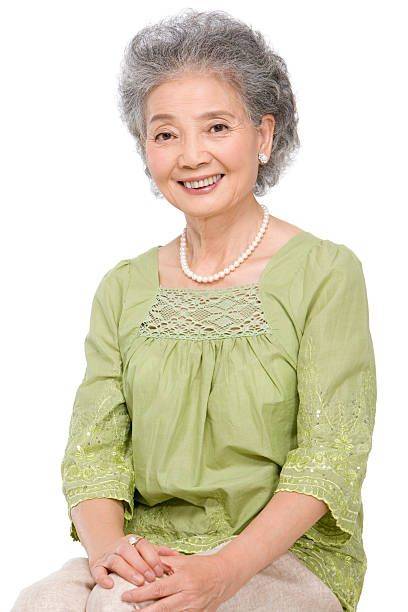 奔七奔八的大姐头发花白,发型这样剪就对了,不用染发也很显气质_造型