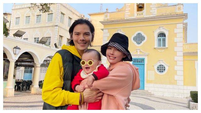 两人在游乐场尽情撒欢,他用婴儿推车推着郭碧婷,画风太搞笑了