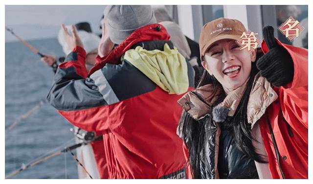 队友说,发晕船药的小姐姐很美.胡先煦直言可惜,小姐姐已经结婚了.