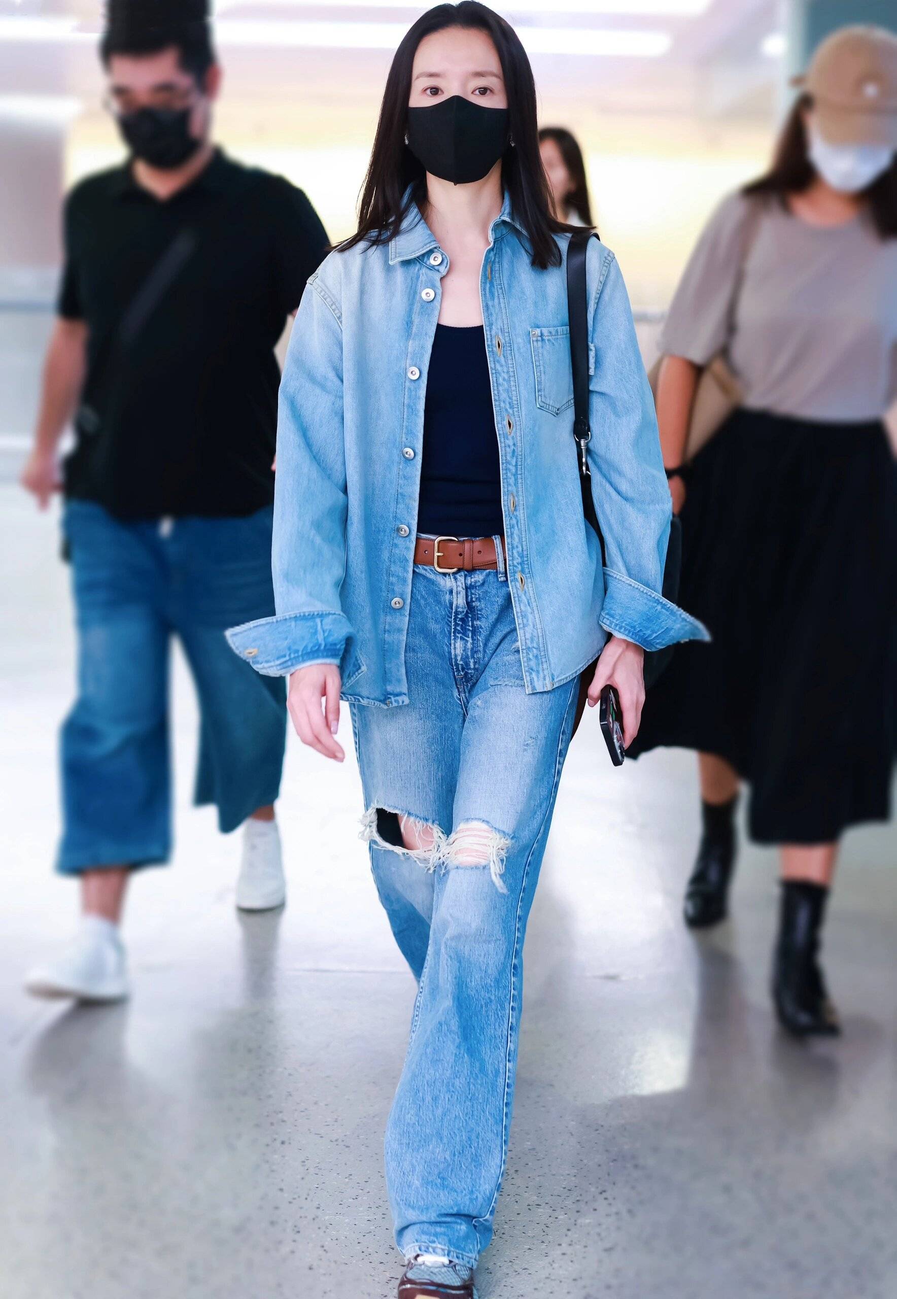 80斤的"董洁"又带火了极简穿搭:牛仔衬衫 阔腿裤,高级又洋气_时尚